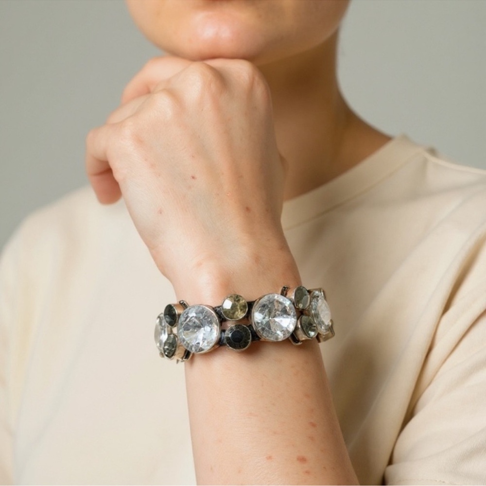 Stunning bracelet with clear crystals
